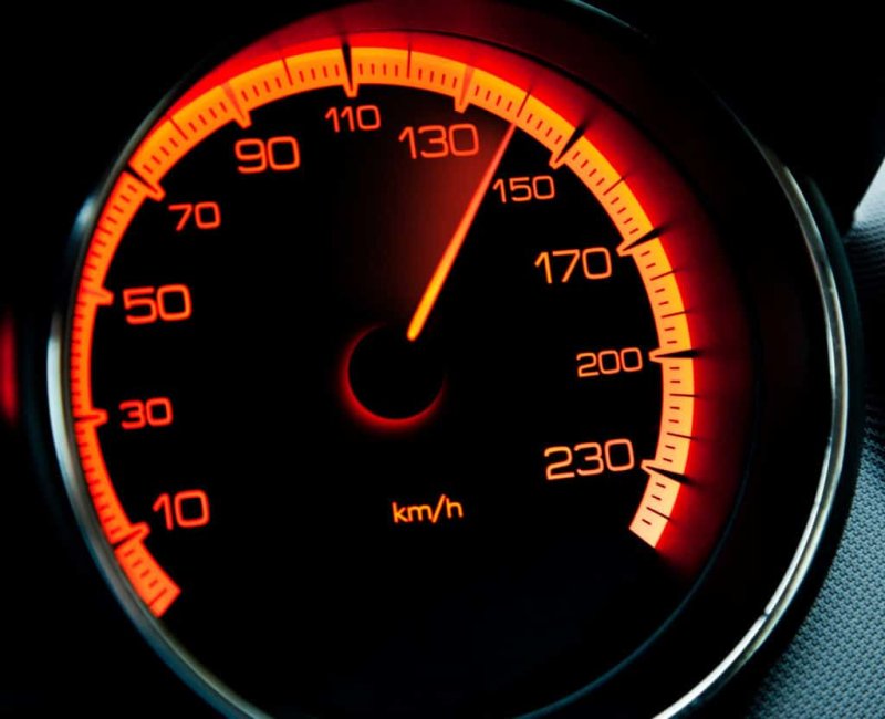 Спидометр автомобиля на скорости
