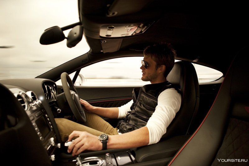 Мужчина около машины