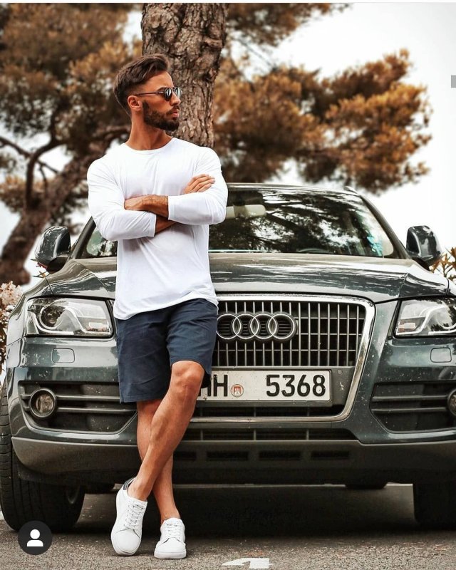 Мужчина возле машины