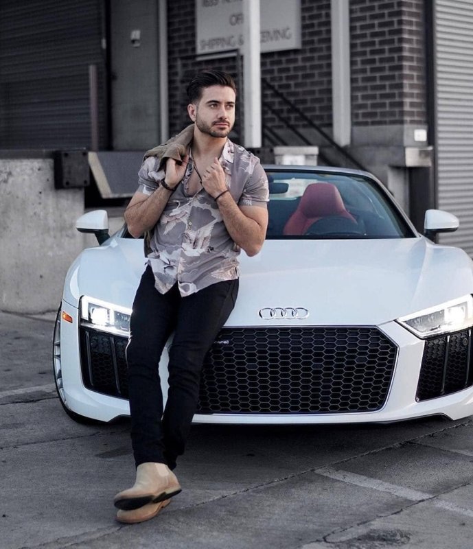 Мужчина возле машины