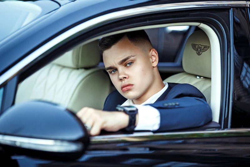 Мужчина в дорогой машине