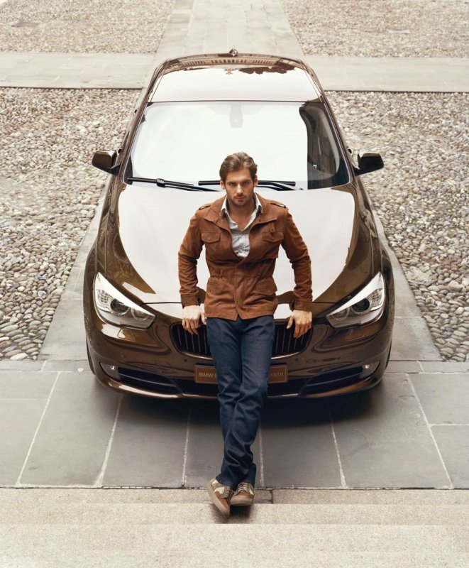 Мужчина возле машины