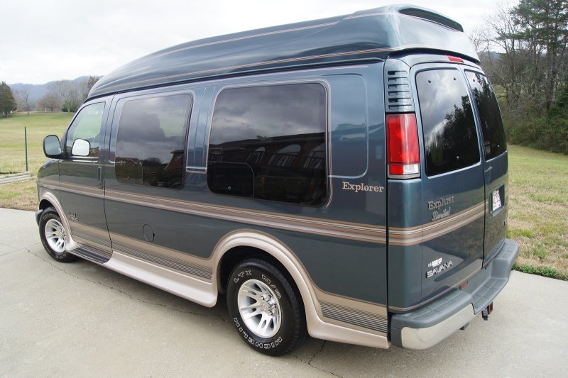 Машина GMC Savana