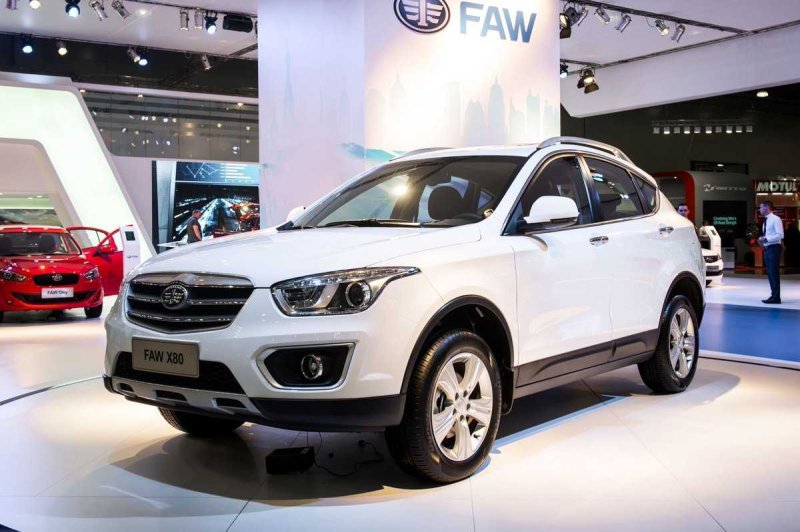 Китайская машина FAW x80