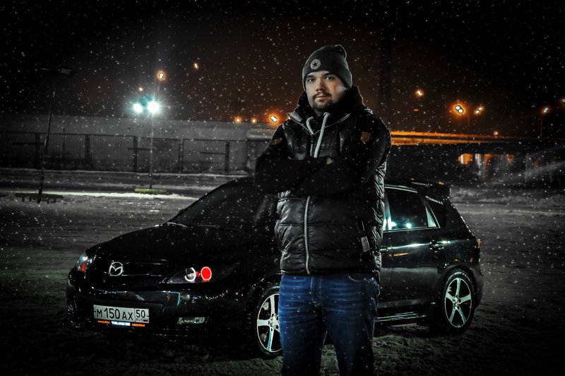 Пацан возле машины