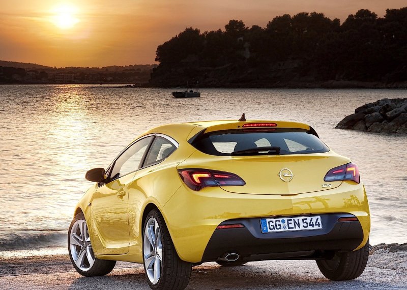 Опель Астра GTC купе желтая