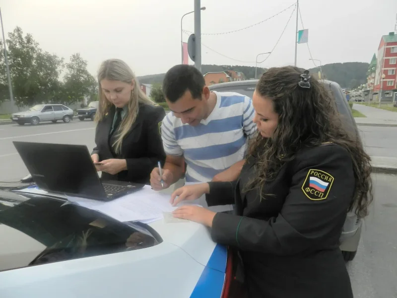 Служба судебных приставов авто на обочине