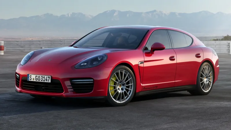 Porsche Panamera быстро едет