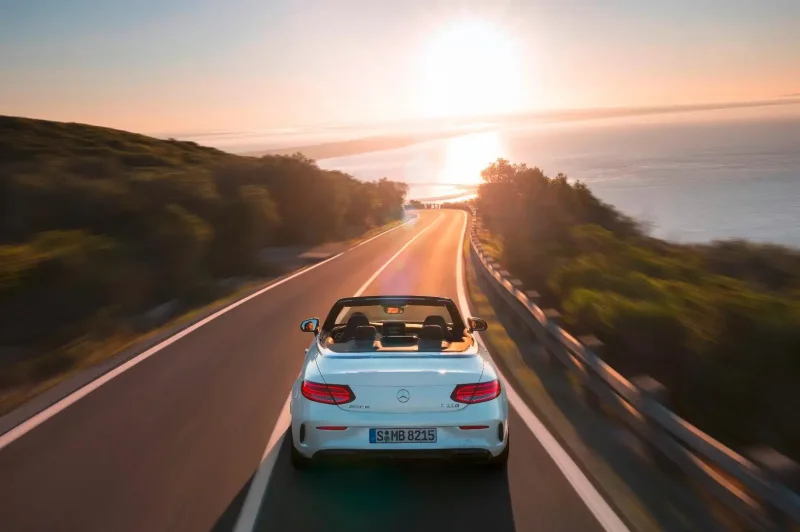 Porsche 911 по дороге кабриолет
