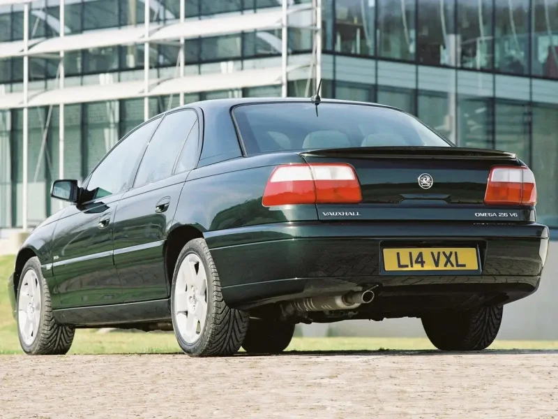 Opel Omega сзади