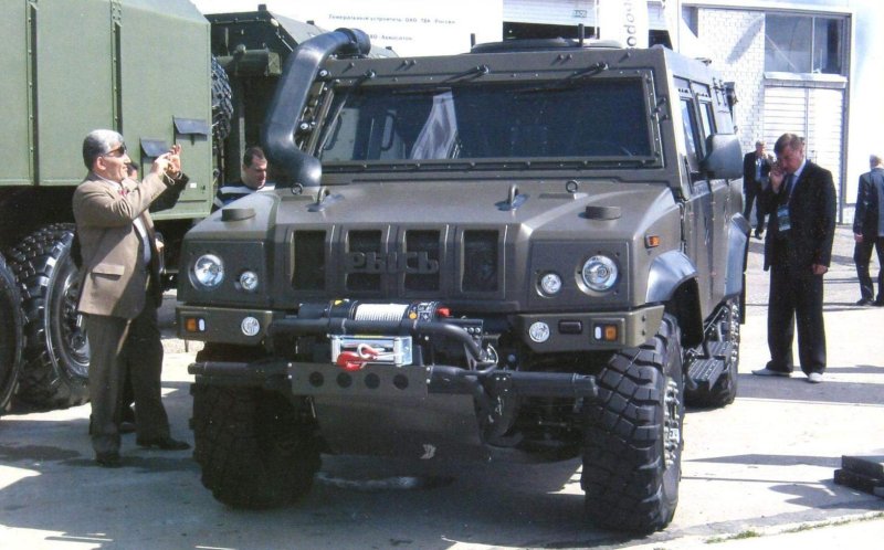 Военный броневик Рысь