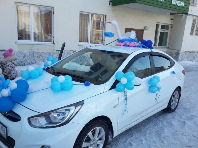 Автомобиль с птичкой
