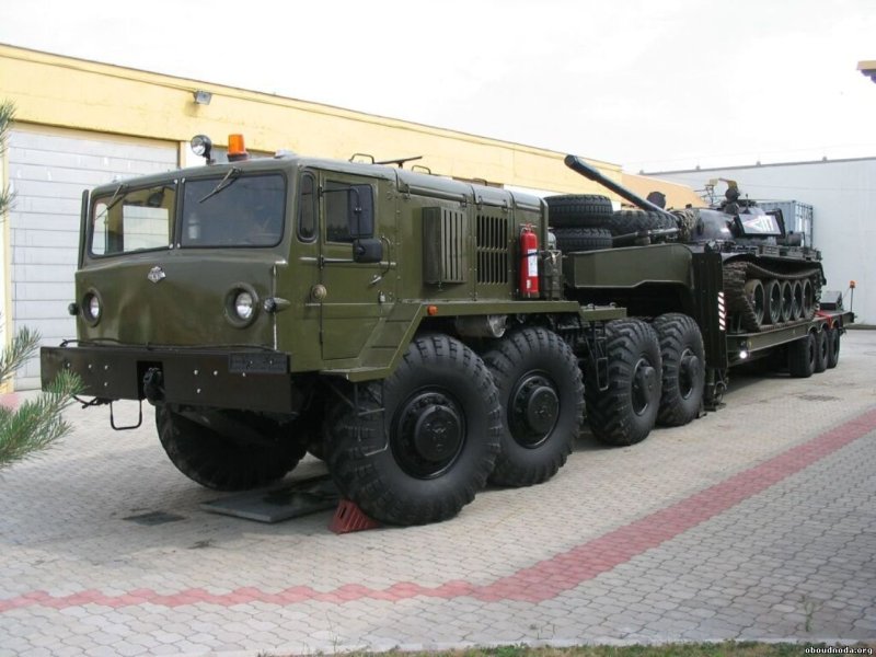 Тягач МАЗ 537 ураган