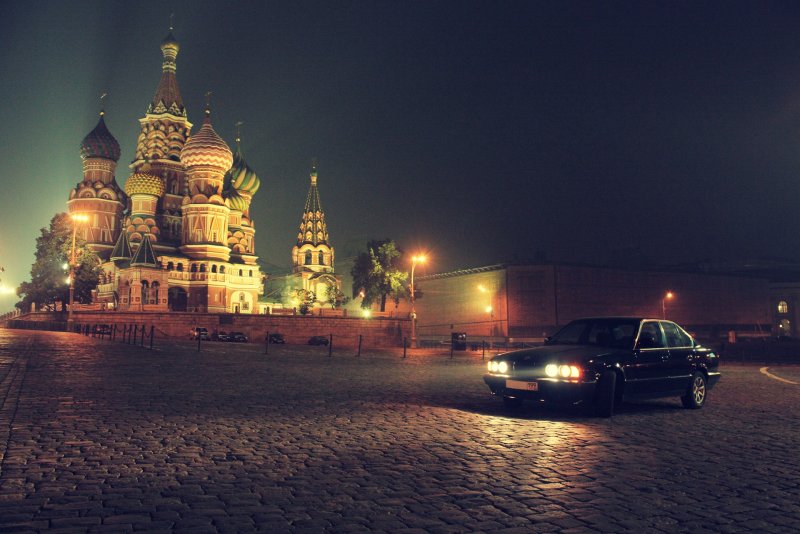Машина на фоне Москвы