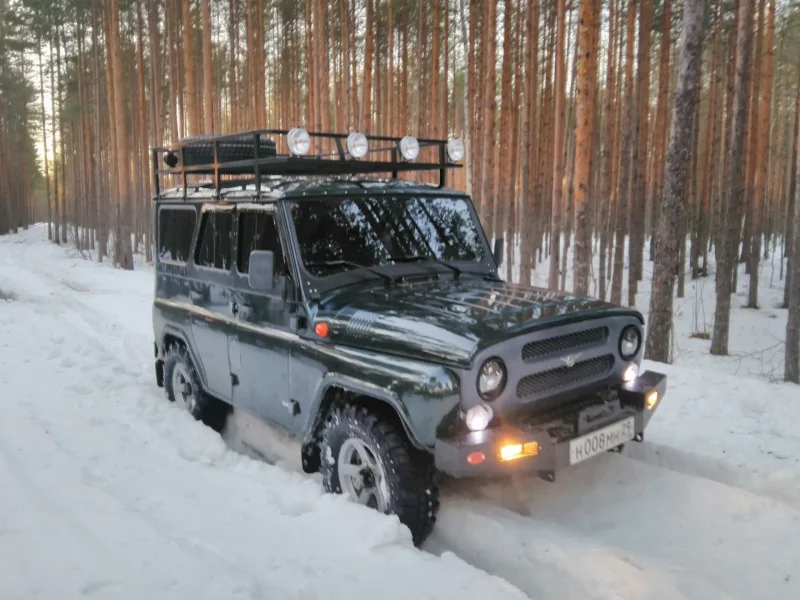 УАЗ 3151 тентованный в снегу