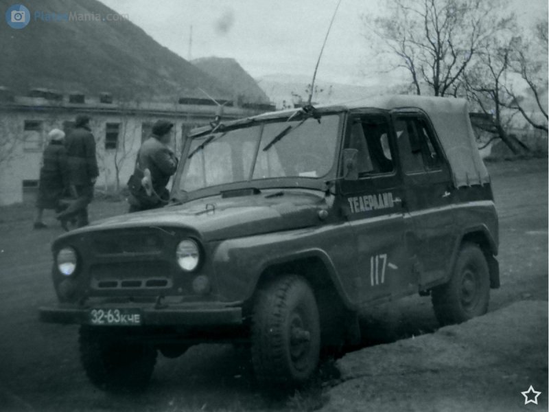 Советский УАЗ -469 на дороге