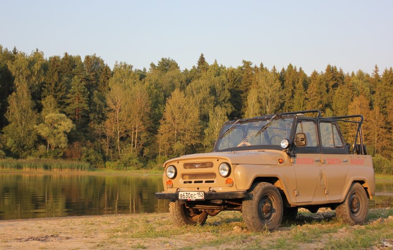 УАЗ Буханка и УАЗ 469 девушки