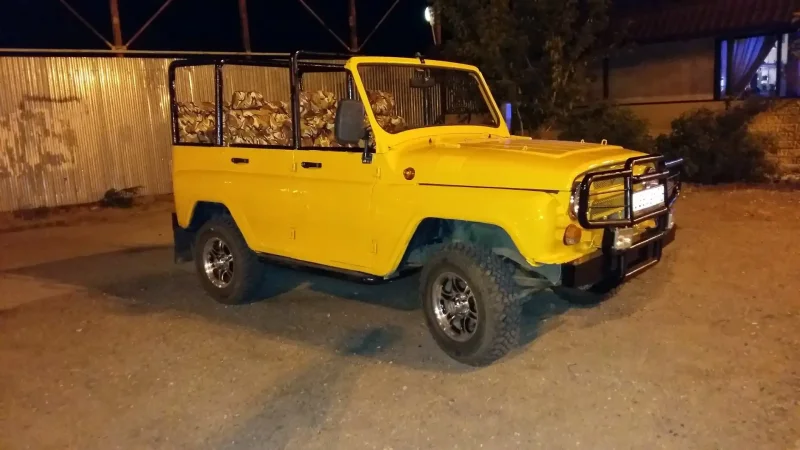 УАЗ тюнингованный желтый
