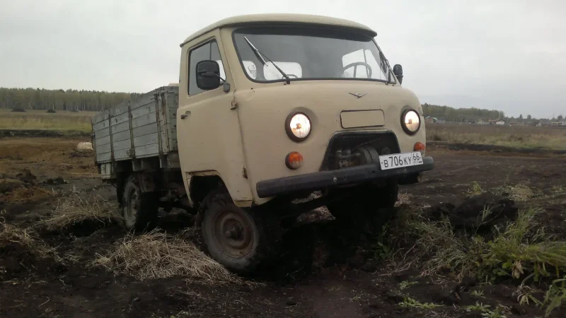 УАЗ 3303 бортовой белая ночь