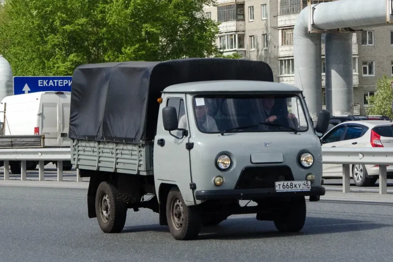 УАЗ 3303 бортовой груженый