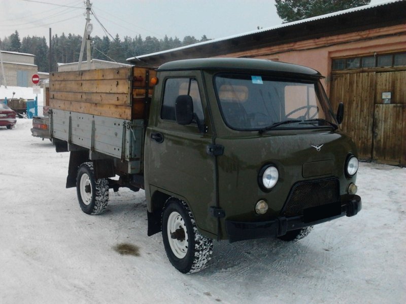 Серебристый УАЗ 3303