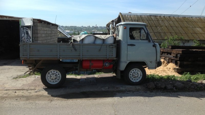 УАЗ 3303 бортовой желтый