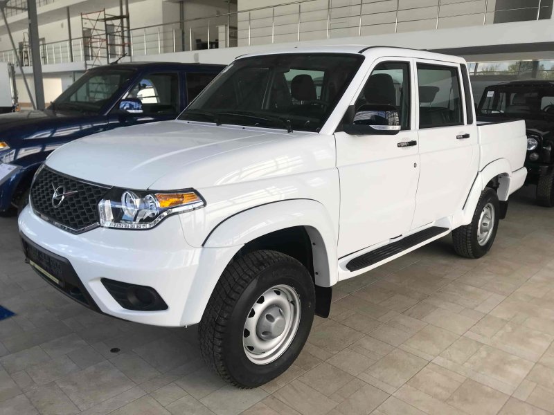 Белый UAZ Pickup