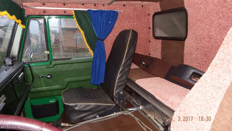КАМАЗ 4310 внутри кабины со спальником
