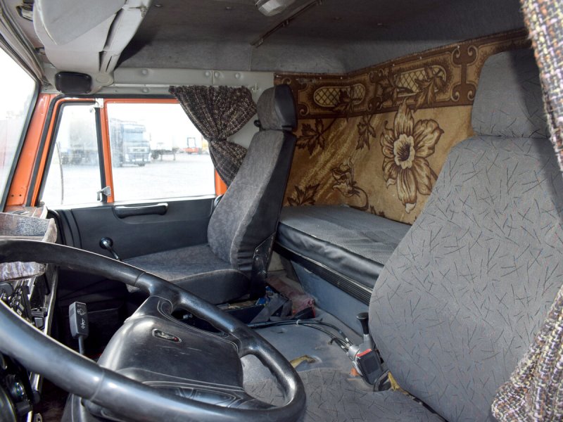 КАМАЗ 5410 внутри спальник