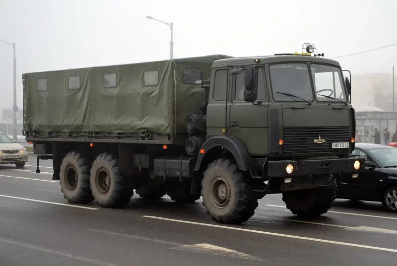 Армейский грузовик МАЗ