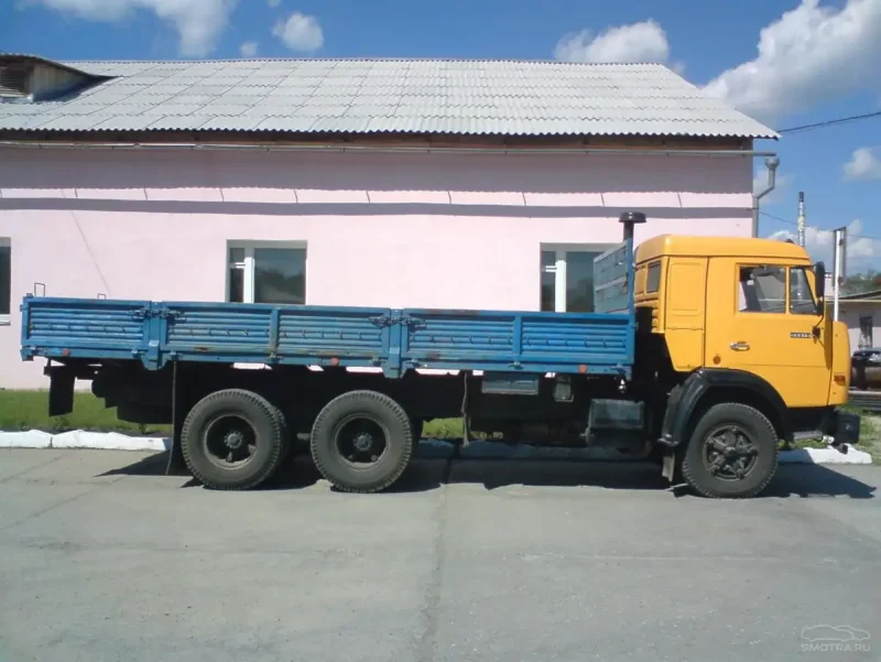 Грузовой КАМАЗ бортовой 53215