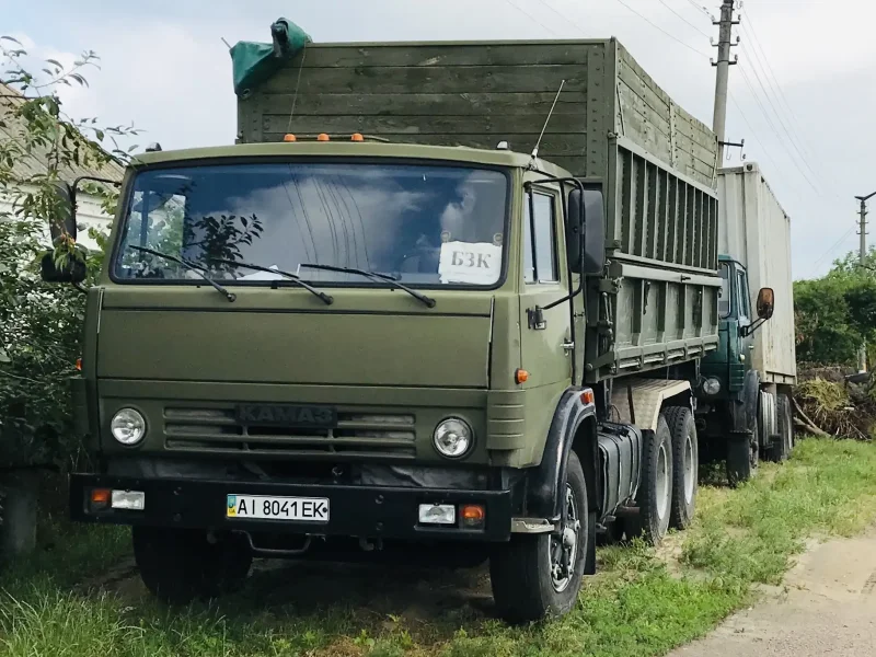КАМАЗ 55102 цвет хаки