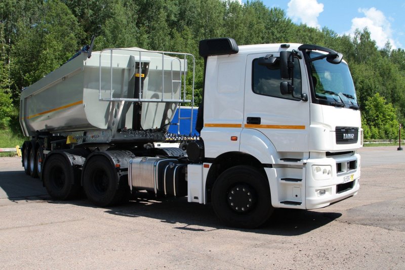 КАМАЗ 65206 самосвальным полуприцепом