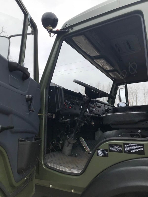 В кабине армейского КАМАЗА 4310