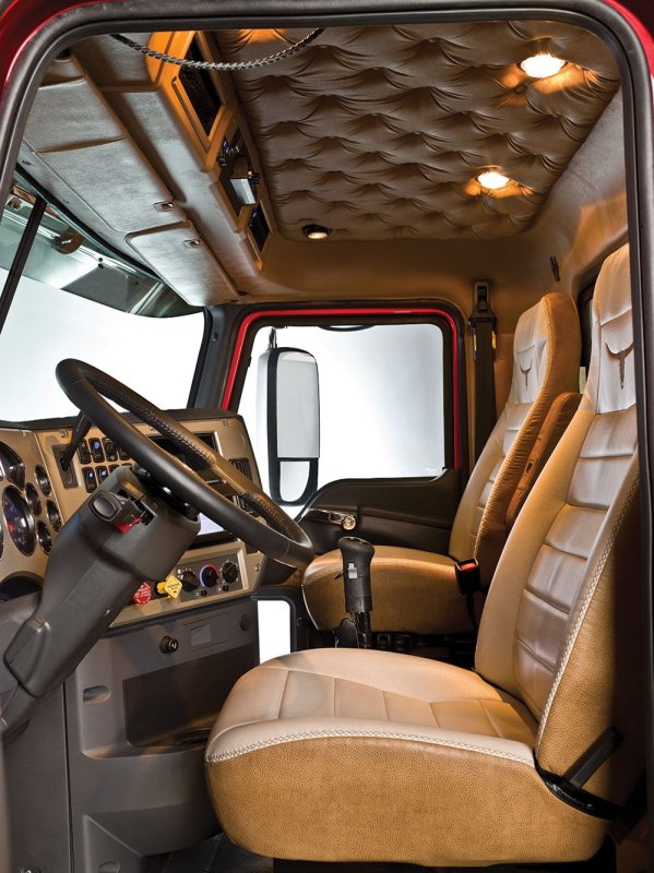 Тягач Mack Titan кабина
