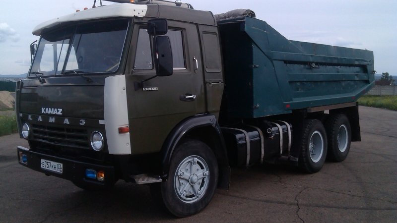КАМАЗ 55111 черного цвета
