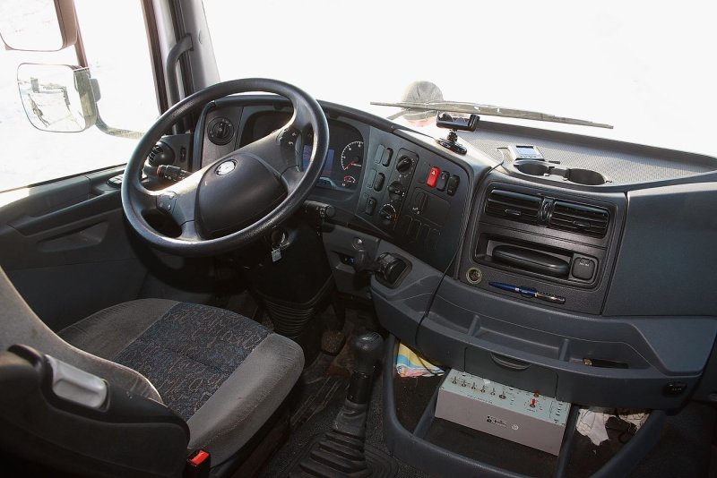 КАМАЗ 65207 бортовой кабина