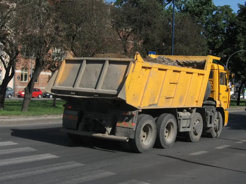 КАМАЗ 6540 на дороге