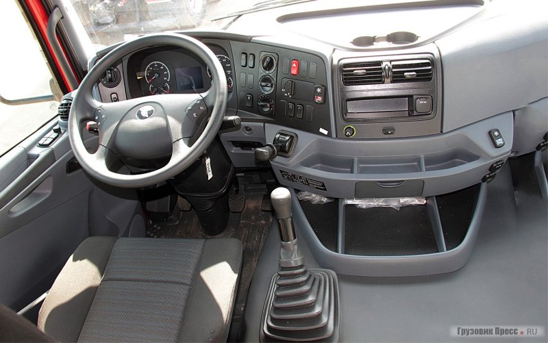 КАМАЗ 54901 кабина внутри