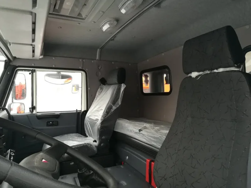 КАМАЗ 6520 со спальником салон