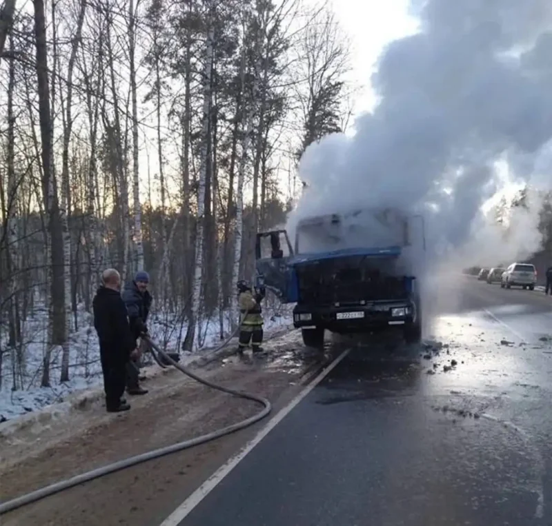 Загорелся КАМАЗ на трассе