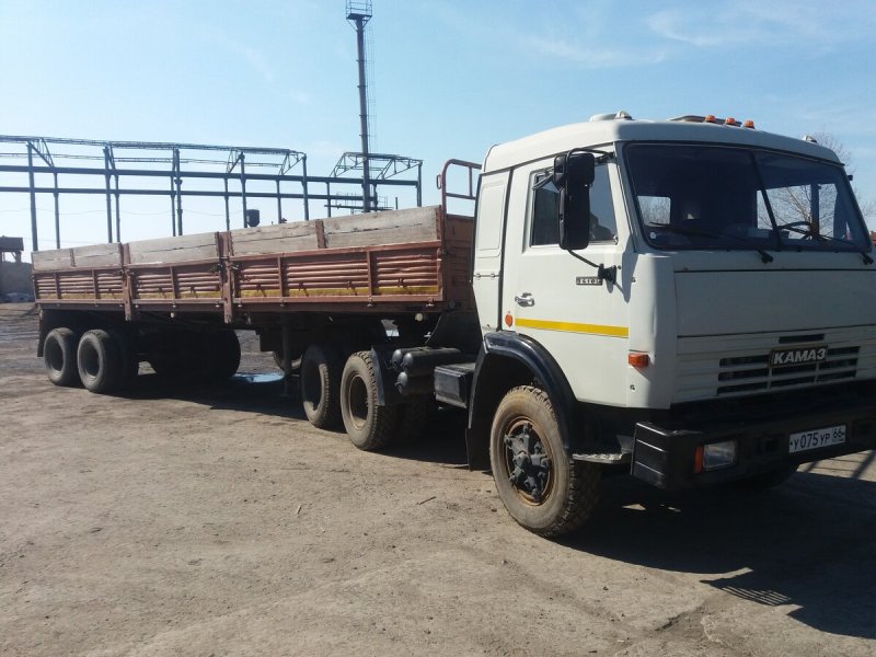 КАМАЗ 54115 С полуприцепом зерновоз