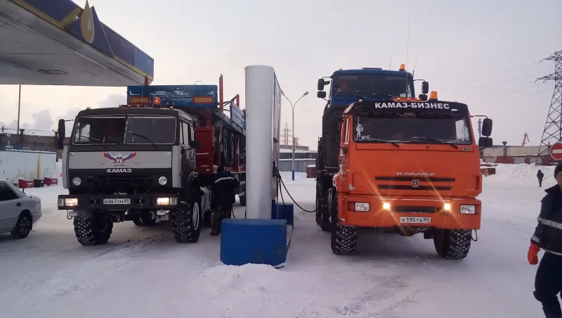 КАМАЗ красный зима Север 580