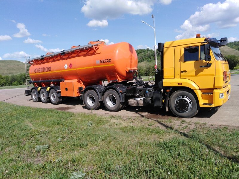 Бензовоз КАМАЗ С желтой кабиной