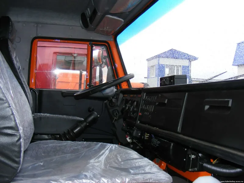 КАМАЗ 6520 салон кабины