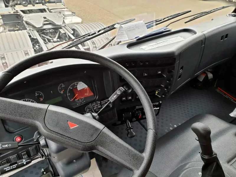 КАМАЗ 6520 со спальником салон