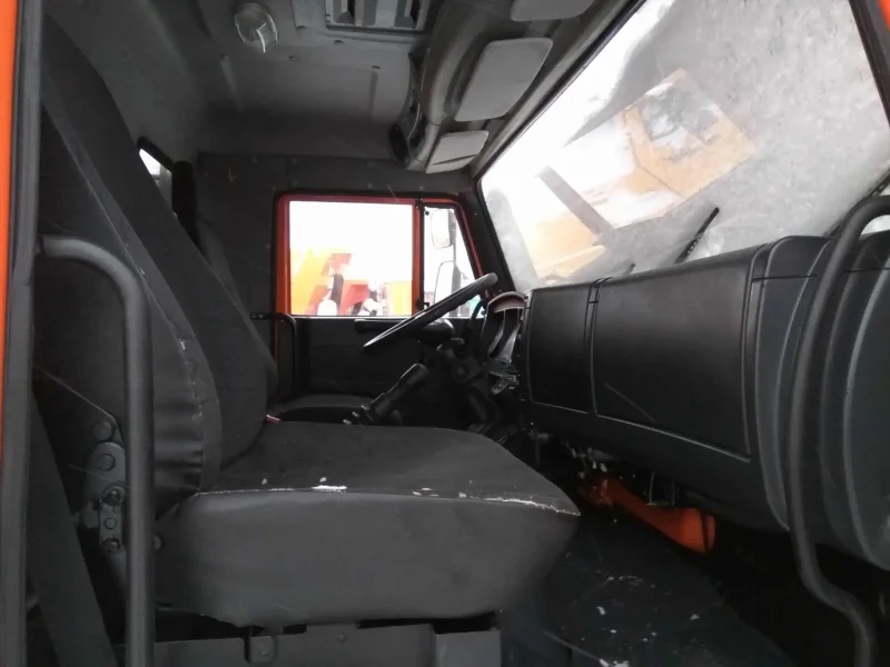 КАМАЗ 6520 со спальником салон