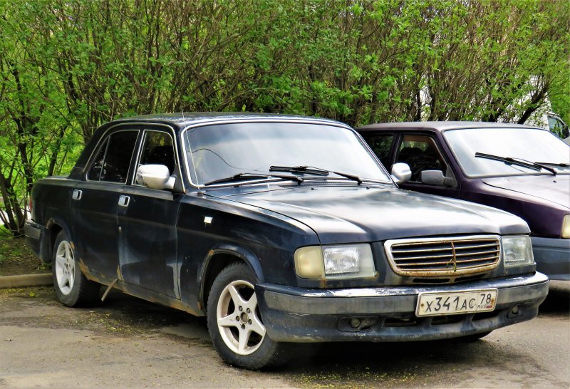 Спереди ГАЗ 31029 Волга