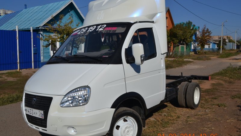 Белая Газель 3302 на чёрных колёсах