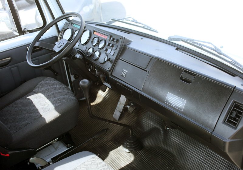 Автомобиль ГАЗ 3309 салон